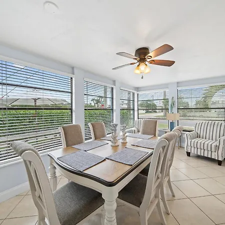 Downtown Cottage - Walk To The Beach & Restaurants Cocoa Beach Exterior photo