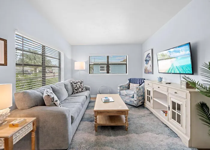 Downtown Cottage - Walk To The Beach & Restaurants